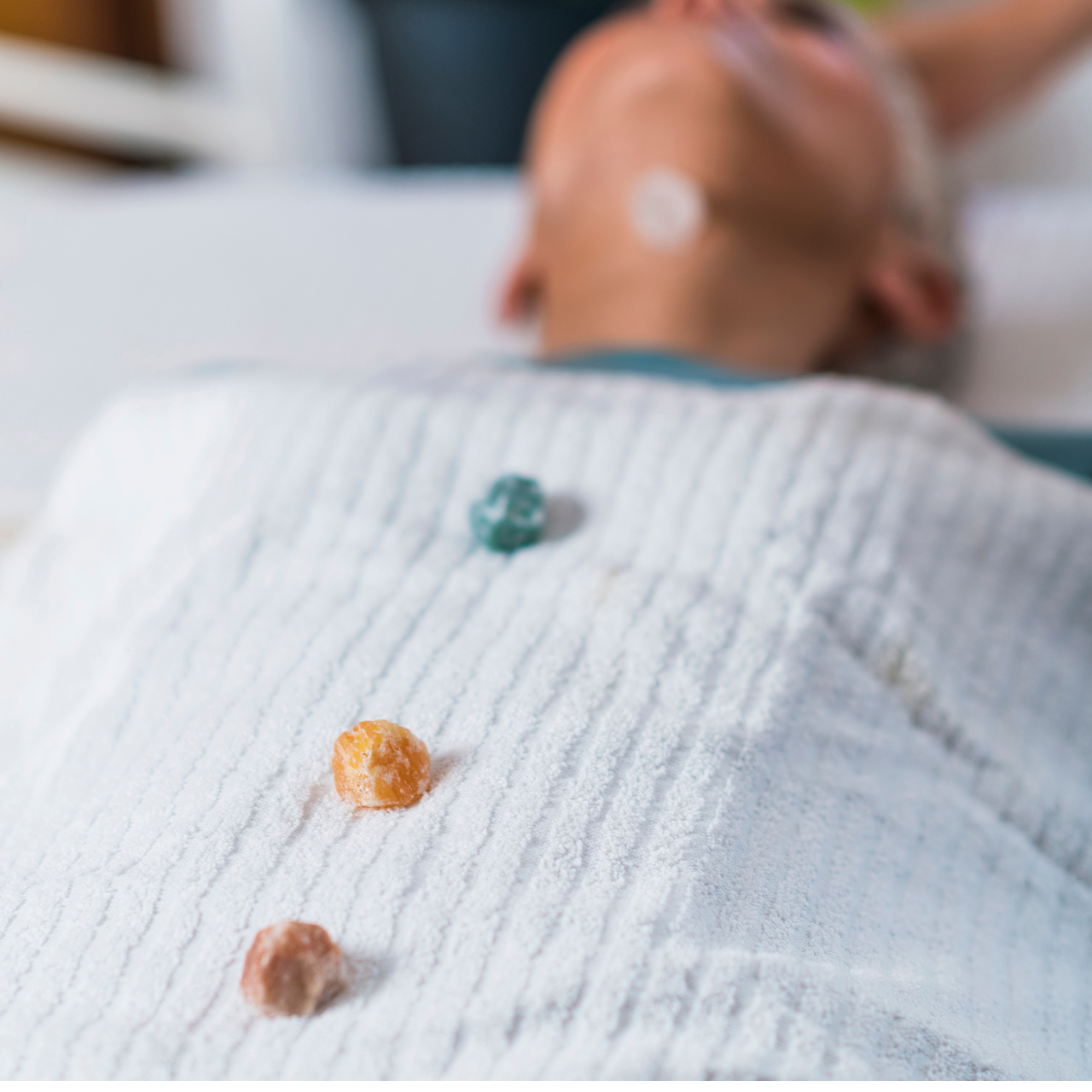 Blokkades doorbreken met het Edelstenen Bed & Chakra Healing