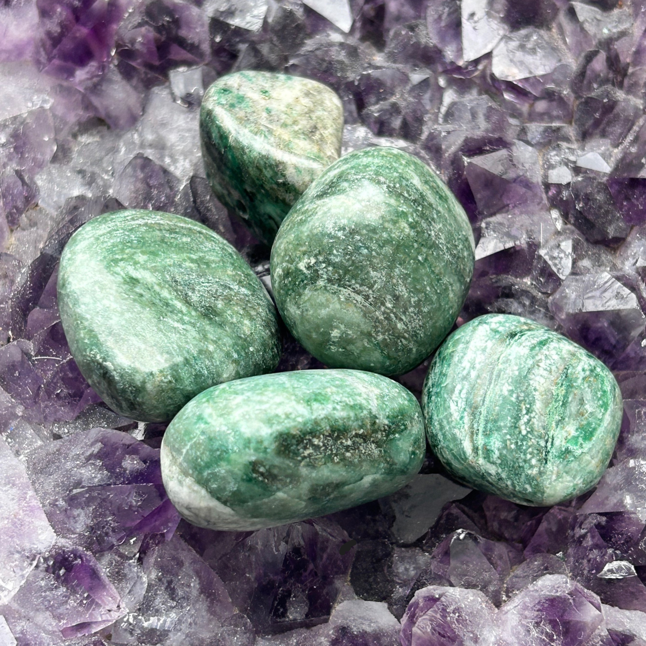 Fuchsiet – De steen van inzicht, balans en praktische heling